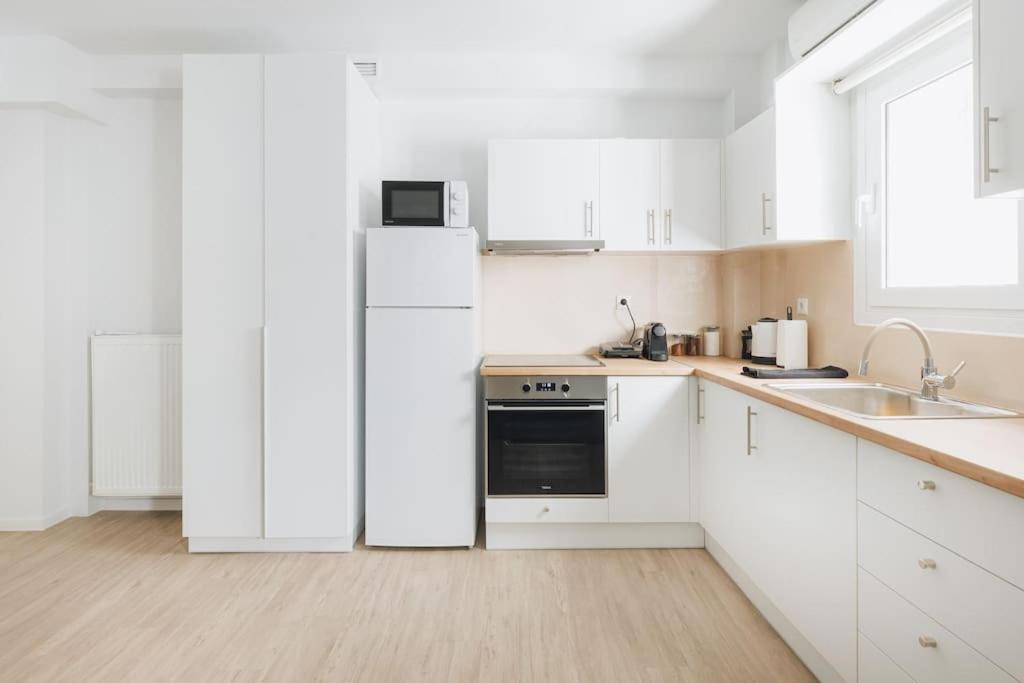 Modern Ground Floor Getaway Apartment Athen