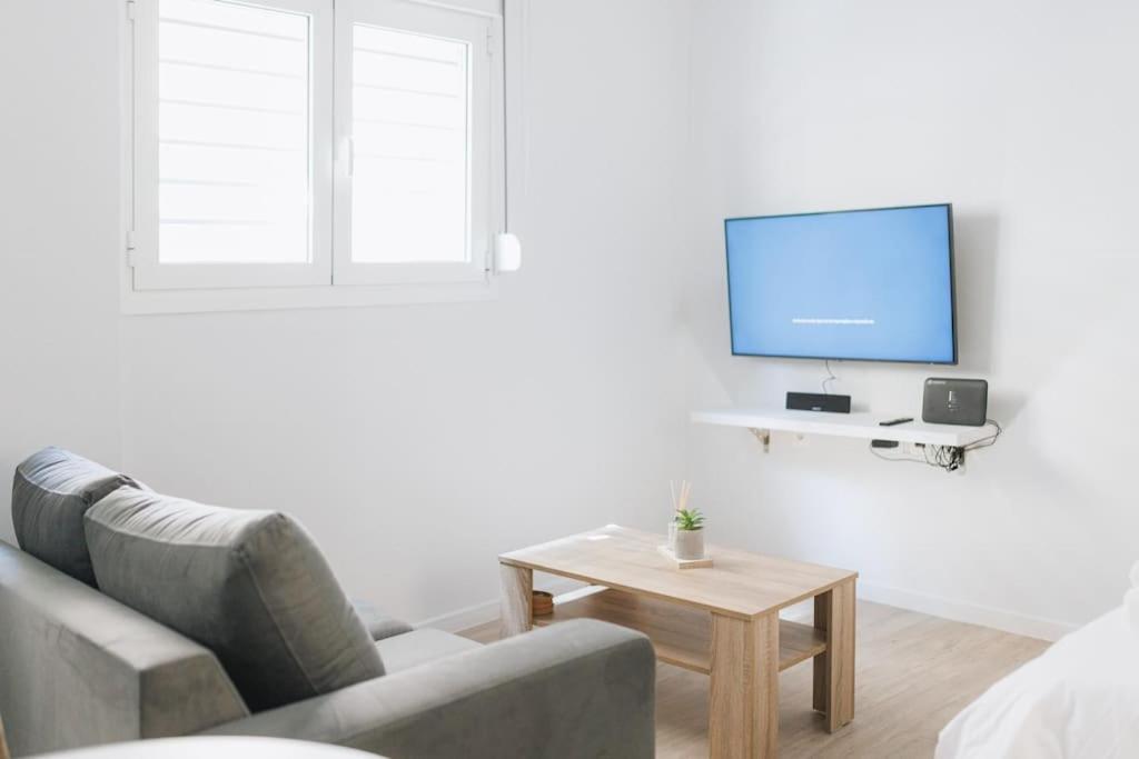 Modern Ground Floor Getaway Apartment *